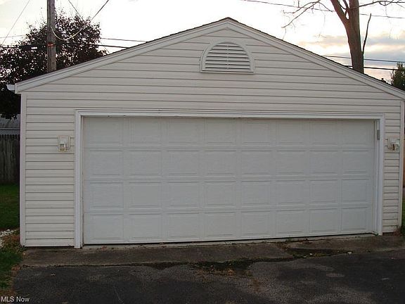 3rd image of 354 Parkway Dr