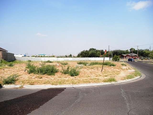 2nd image of 101 Los Fresnos Loop