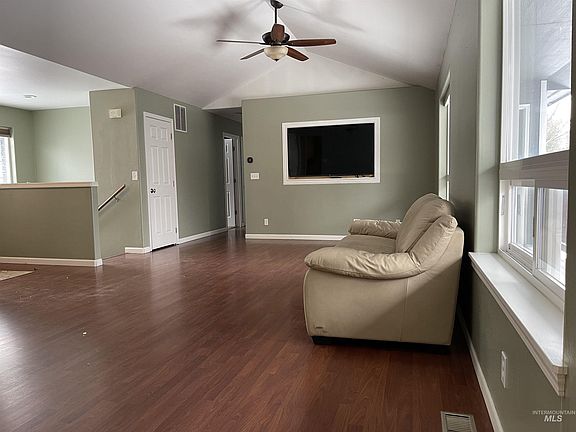 5th image of 887 Conestoga Dr