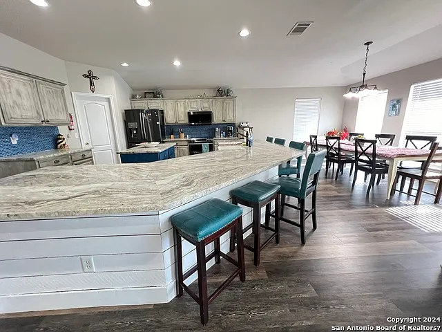 4 bed, 2738 sqft, $4,800 — Photo 3