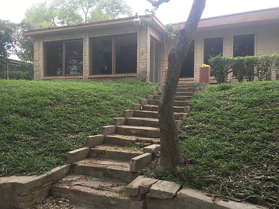 4th image of 1324 Crestview Dr
