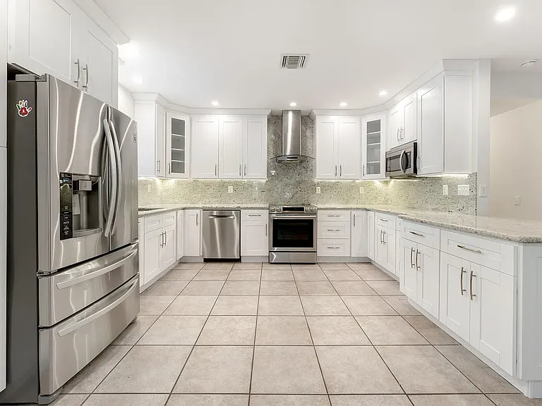 247 Bay Dr — Photo 17