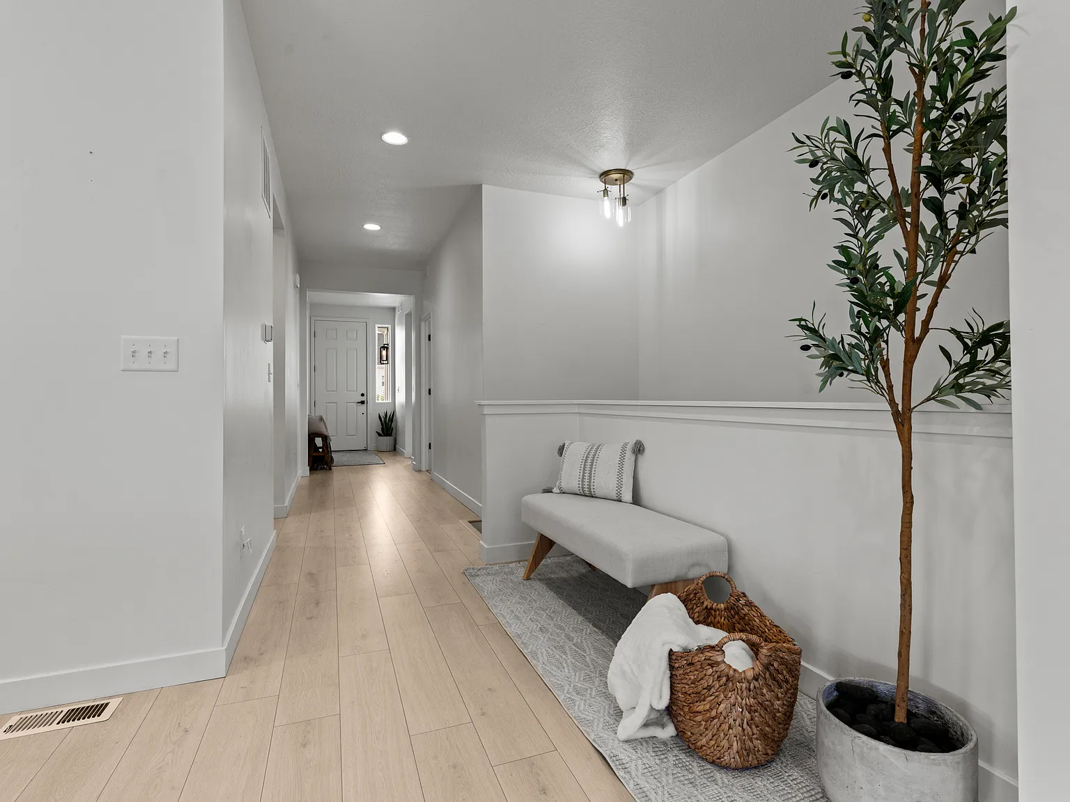 5 bed, 4044 sqft, $3,700 — Photo 3