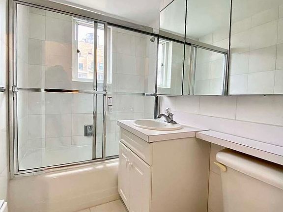 5th image of 200 E 71st St APT 19E