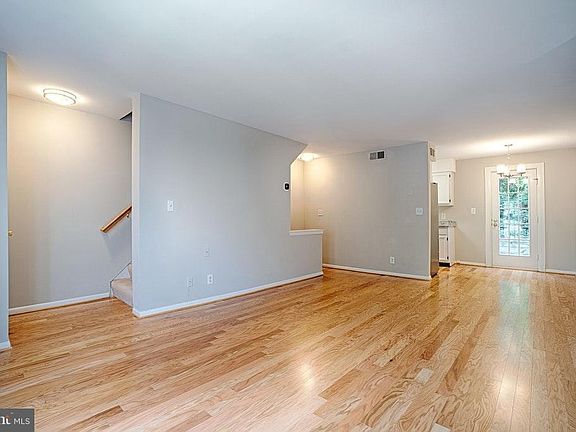 3rd image of 2848 S Wakefield St #C