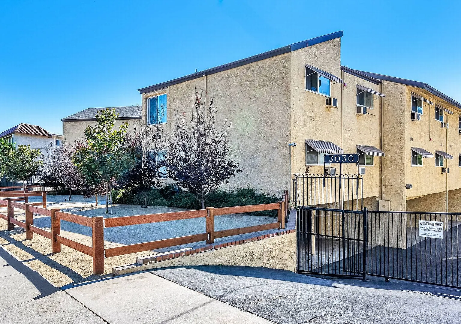 Montrose Villas — Photo 2