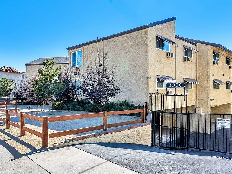 Montrose Villas — Photo 2