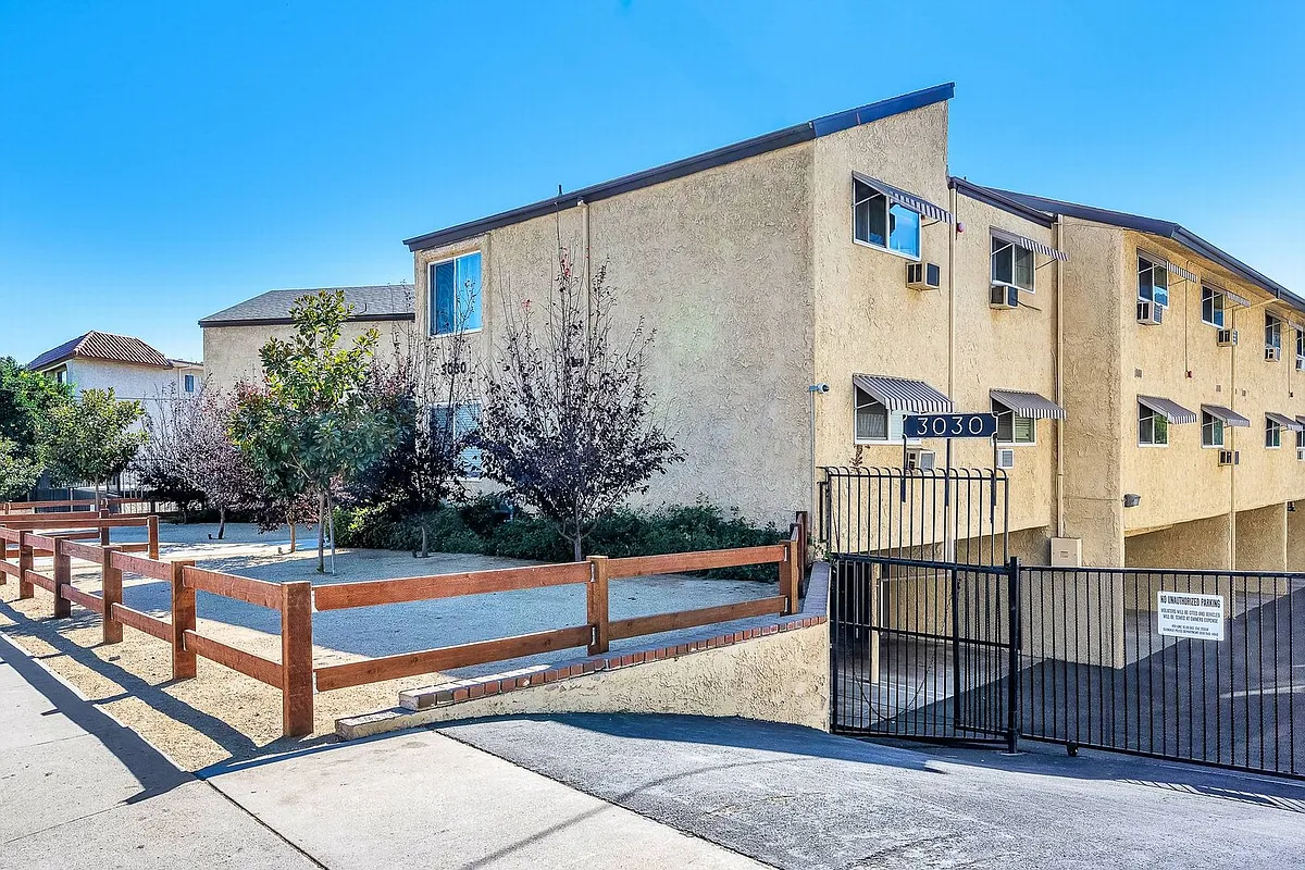 Building Photo - Montrose Villas