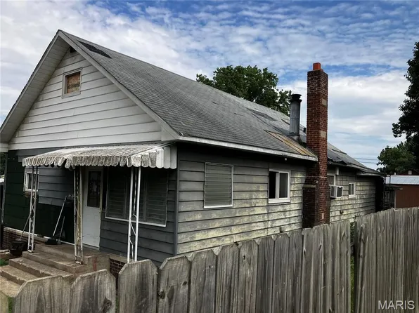 215 W 4th St, West Frankfort, IL 62896