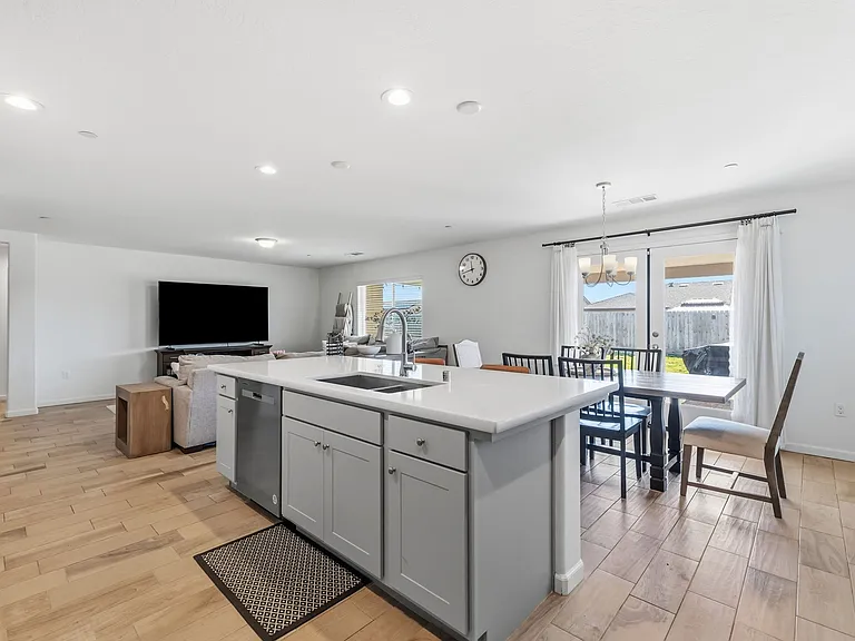 2131 W Ambassador Way — Photo 10