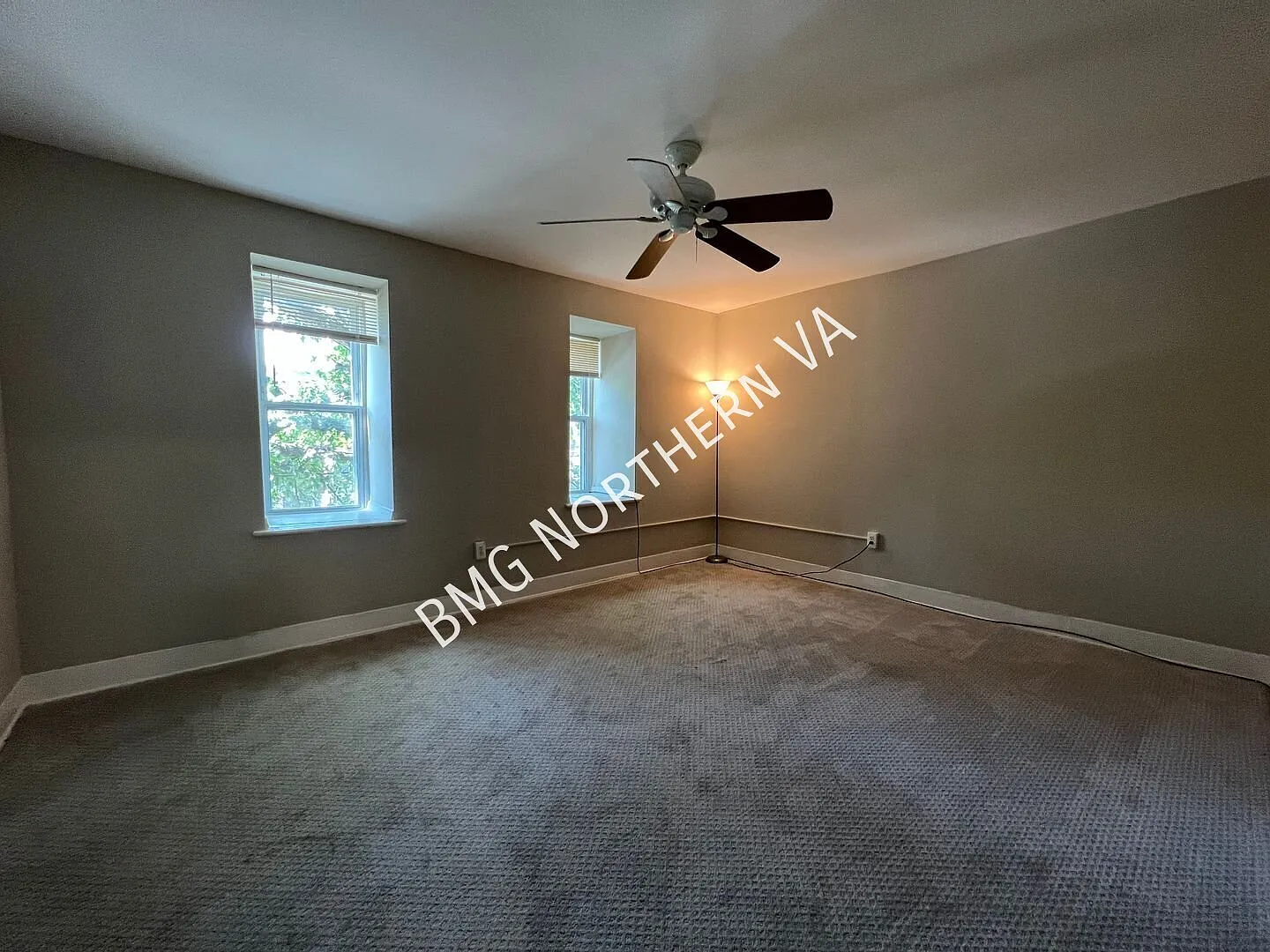 Charming 2 Bedroom 1 Bathroom Unit With Lots Of Surrounding Greenery In DC — Photo 2