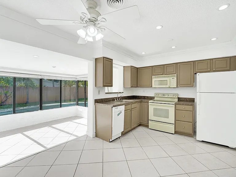 4360 NE 13th Ave — Photo 5