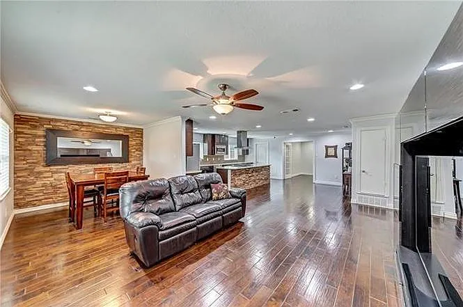 8107 Clear Springs Rd — Photo 2