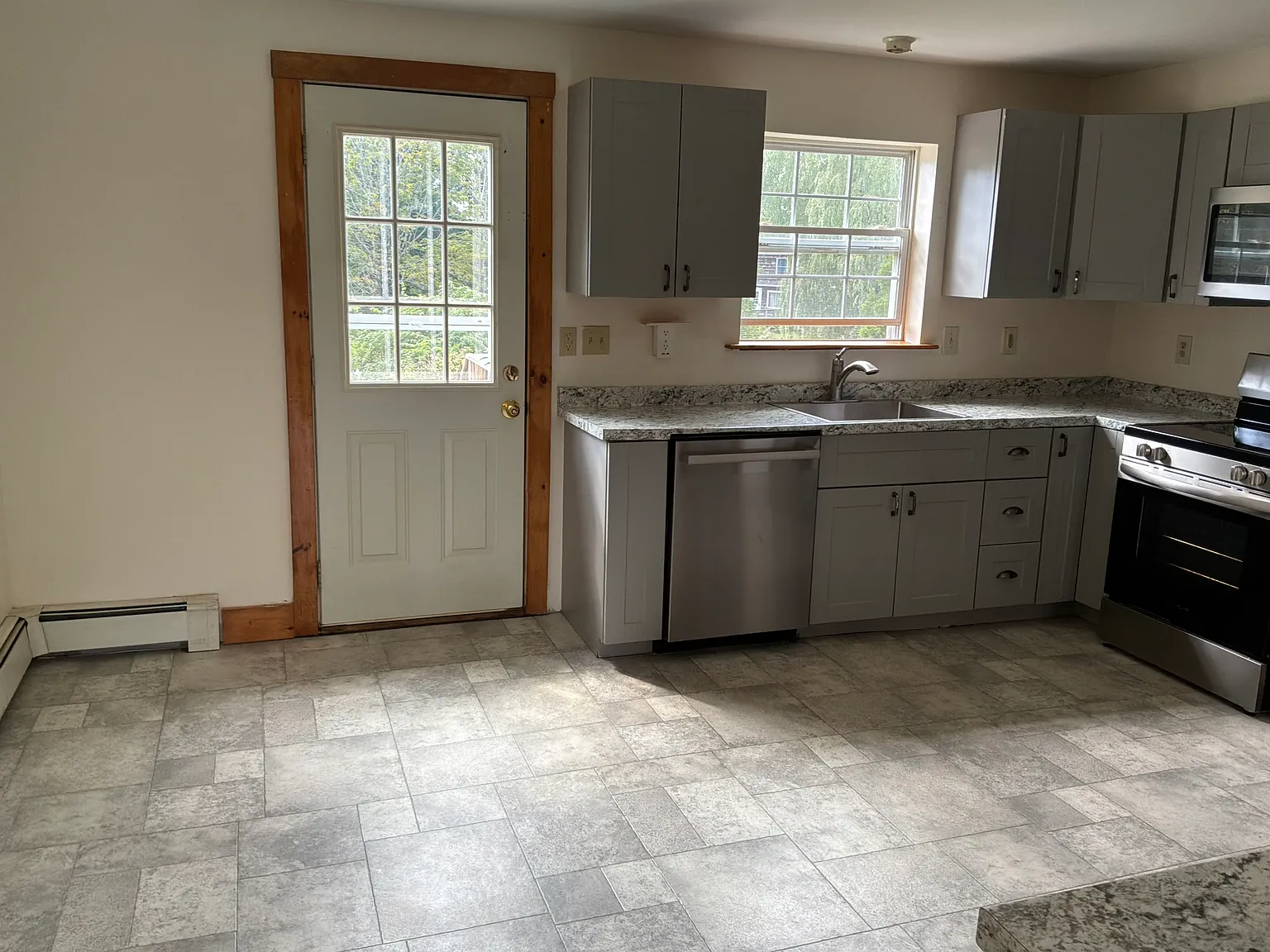 3 bed, 1000 sqft, $1,775 — Photo 2