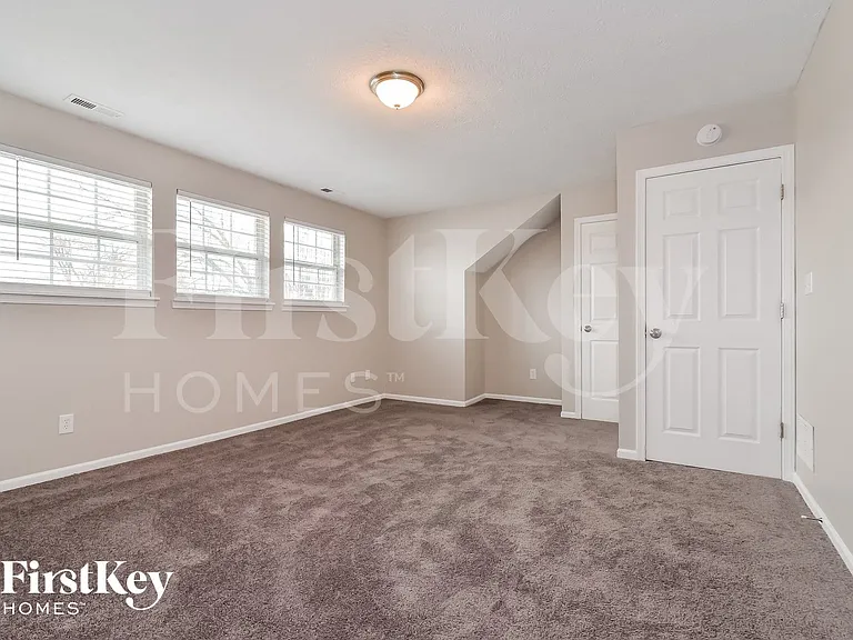 11704 Grenadier Ln — Photo 12