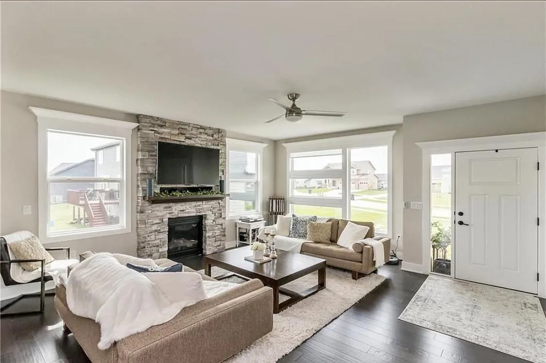 4 bed, 2700 sqft, $2,895 — Photo 2