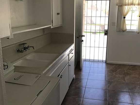 3rd image of 15413 Dumont Ave