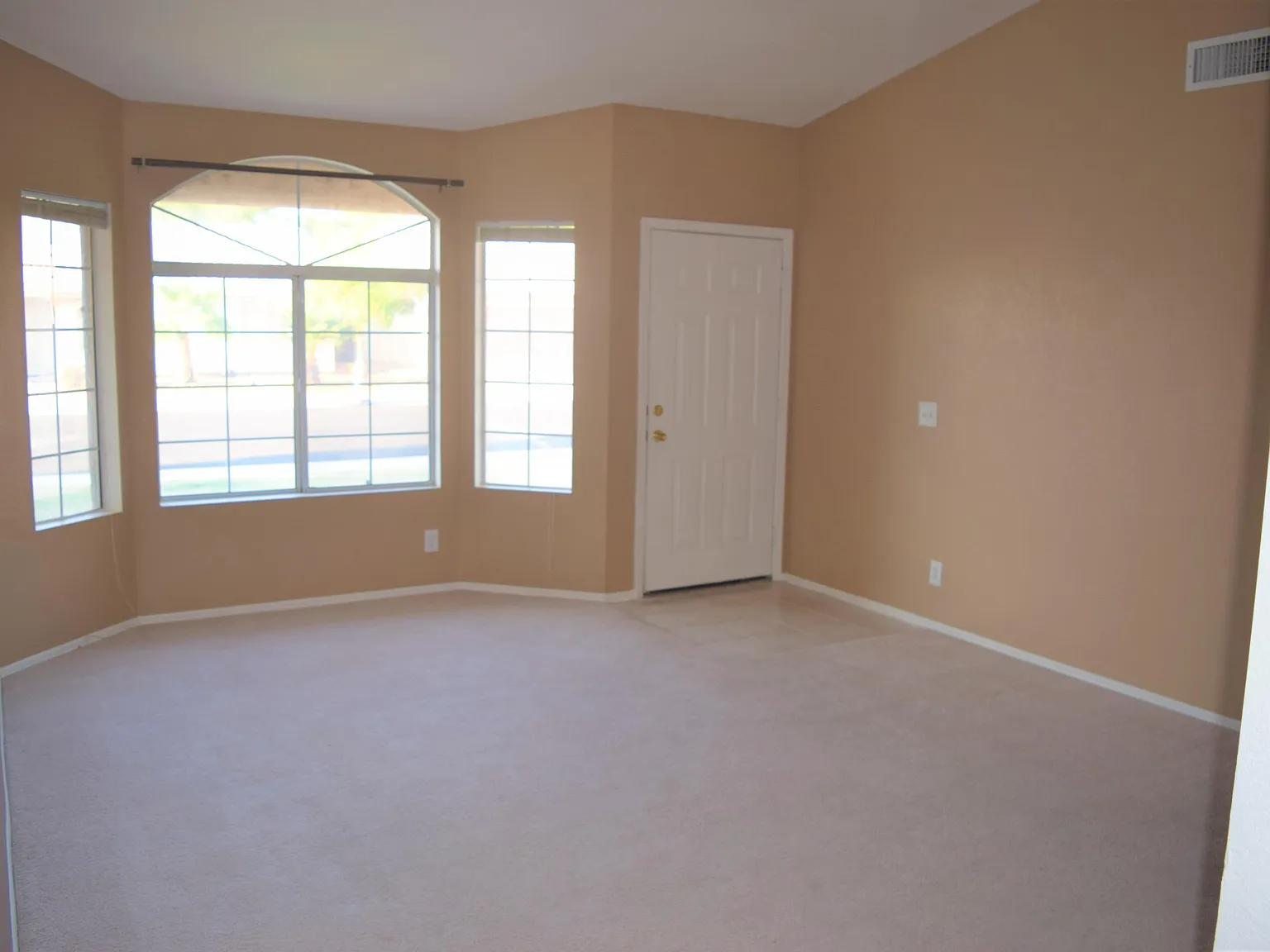 3 bed, 2.0 bath, 1396 sqft, $2,025 — Photo 4