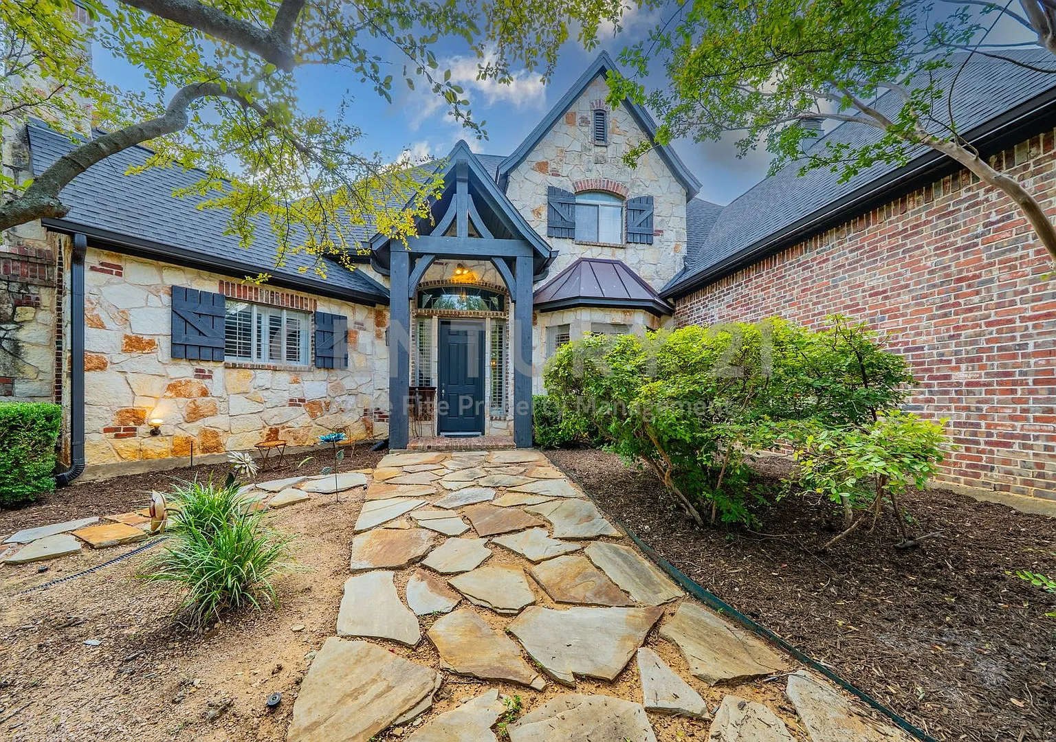 Stunning 5/4.5/3 Home with Pool in Flower Mound for Rent! — Photo 2
