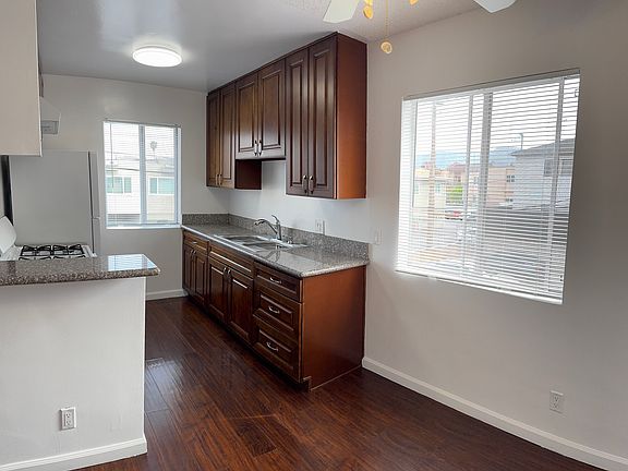 3rd image of 272 W Tujunga Ave