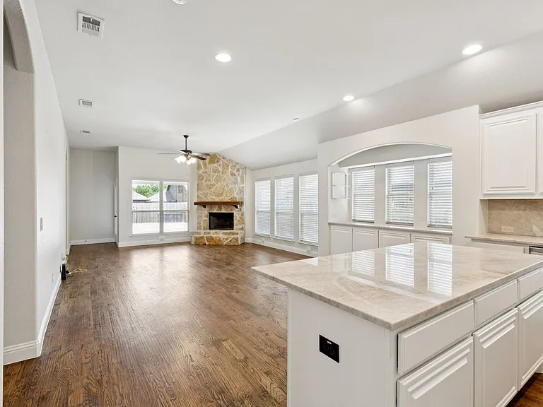 512 Eastbrook Dr — Photo 6
