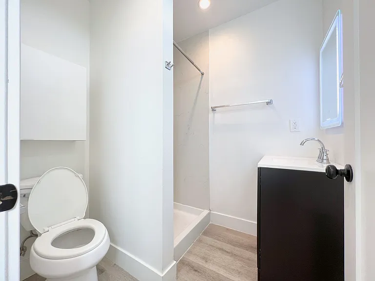 1353 1/4 W 37th St #4 — Photo 18