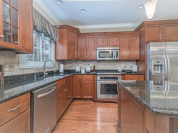 4th image of 310 W Burlington Ave