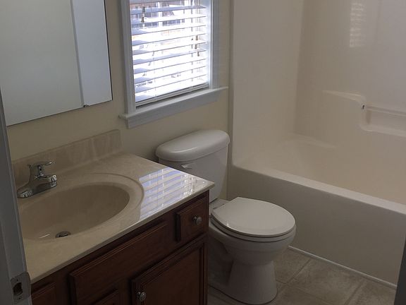 4th image of 380 Blackhawk Ln