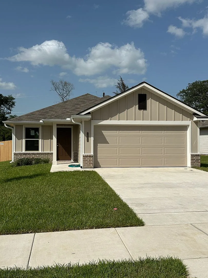 Bryan - Brand New House -3 Bedrooms / 2 Bath / 2 Car Garage With Fenced In Yard. — Photo 2