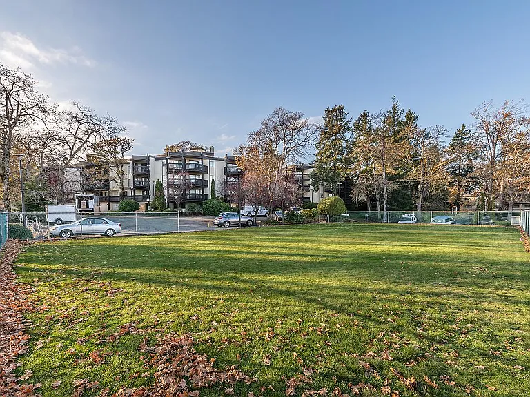 984 McKenzie Ave — Photo 31