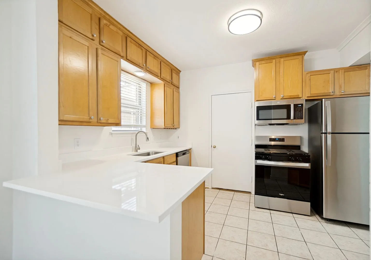 Super Charming Vintage Duplex, 1st Floor Duplex - 2 Bedrooms, 1 Bath, Full-Size Utility Area, 18 ... — Photo 4