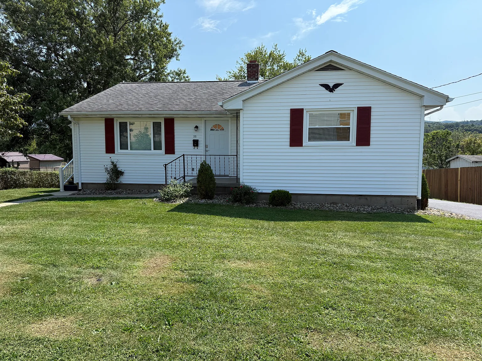 3 bed, 1100 sqft, $1,300 — Photo 2