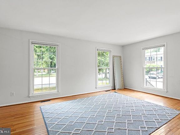 3rd image of 2 Goodport Ln