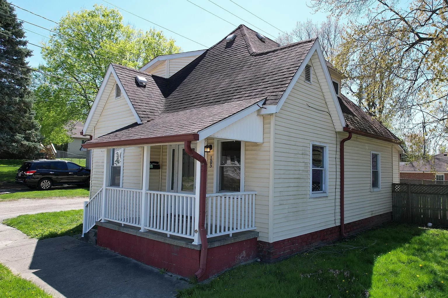 105 E Chestnut St photo 1