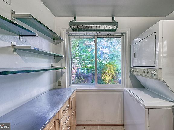 5th image of 2337 Fairview Ter
