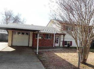 928 Astoria Dr, Moore, OK 73160