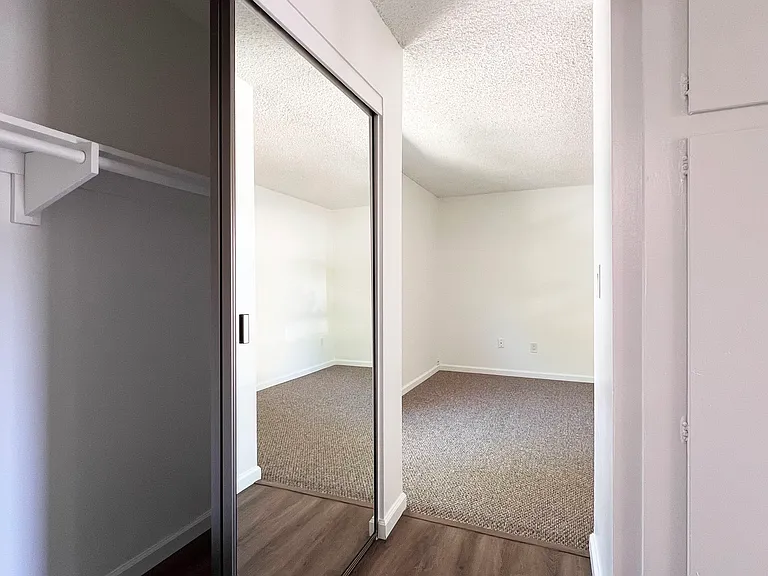 Orange Plaza Villa Apartments — Photo 17