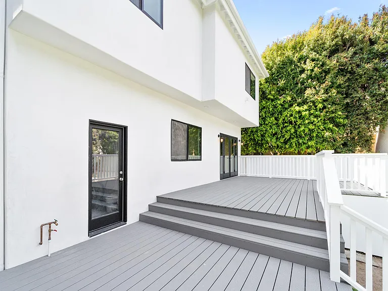 Expansive deck