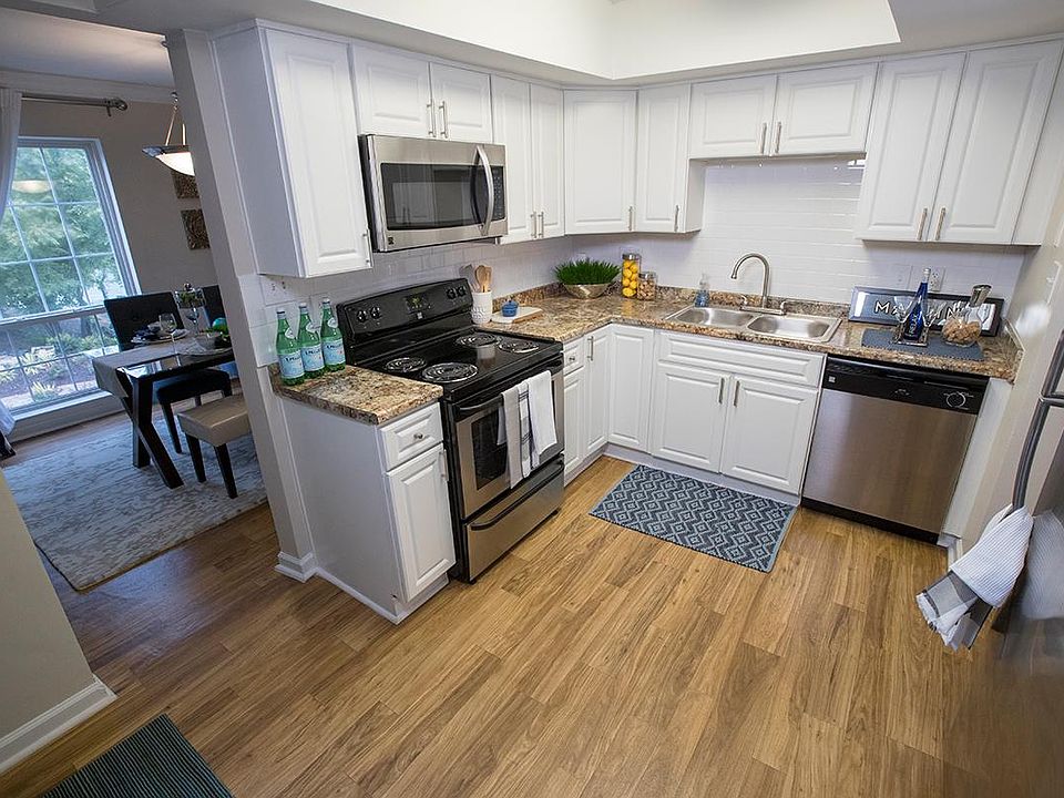 We are excited to offer in-person tours while following social distancing and we encourage all visitors to wear a face covering. Our luxury apartments in Georgia feature updated kitchens featuring updated counter tops, cabinets and flooring.