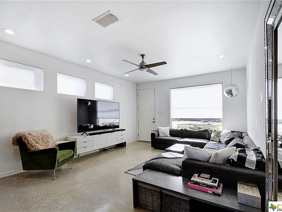 4th image of 402 Everest Ave