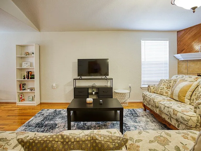 805 Ester Dr — Photo 1