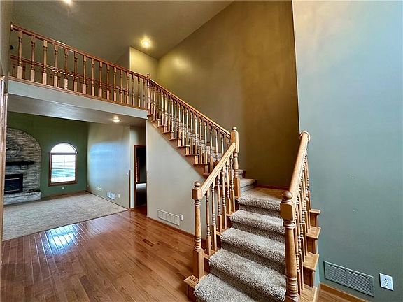 5th image of 610 E 14th St