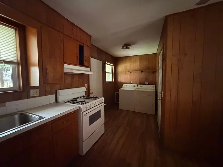 505 E Holly St — Photo 7