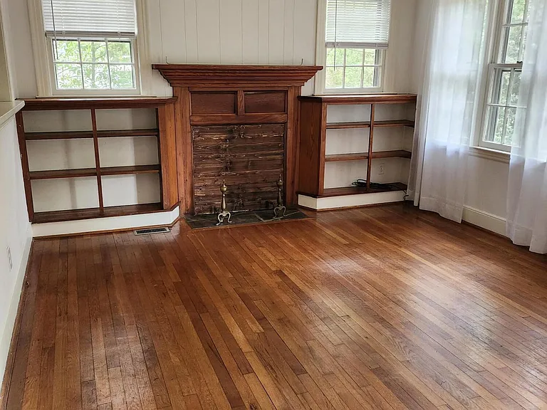 340 E Delaware Ave — Photo 3