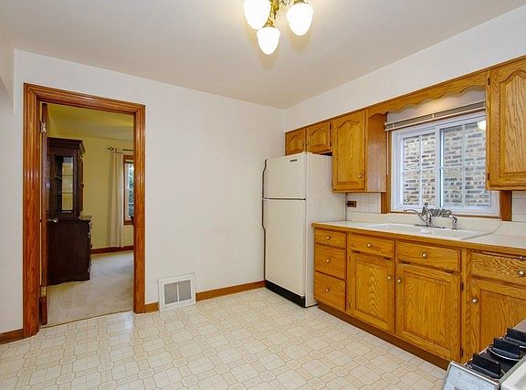 5th image of 9428 S Central Park Ave