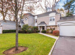 35 Fairway Dr, Manhasset, NY 11030