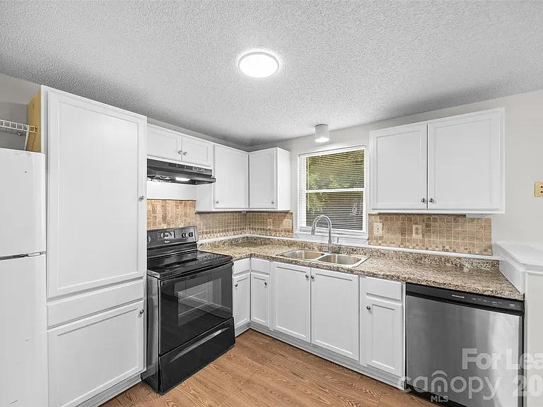 10715 Derry Dr — Photo 10