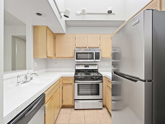 4th image of 24141 Del Monte Dr Unit 246