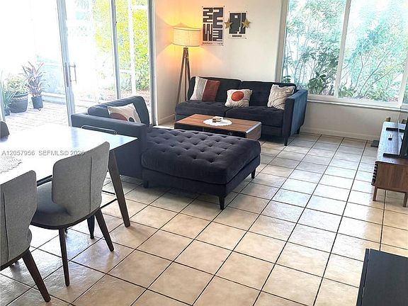 4th image of 360 Lakewood Cir E APT B