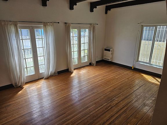 2nd image of 101 S Sweetzer Ave APT 101